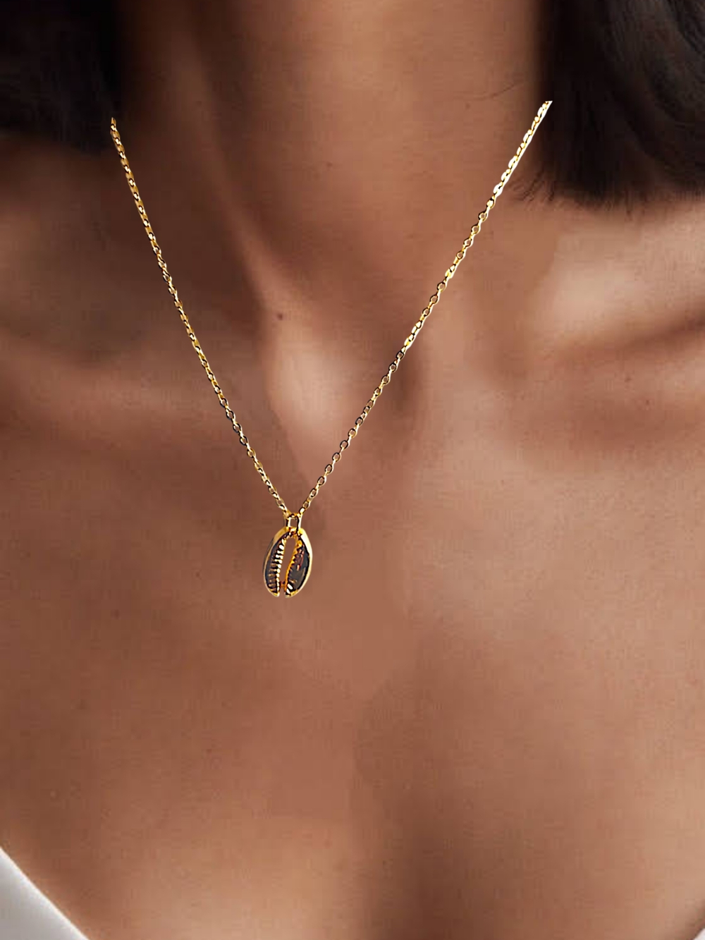 Gold Cowrie Shell Pendant & Necklace. NWT